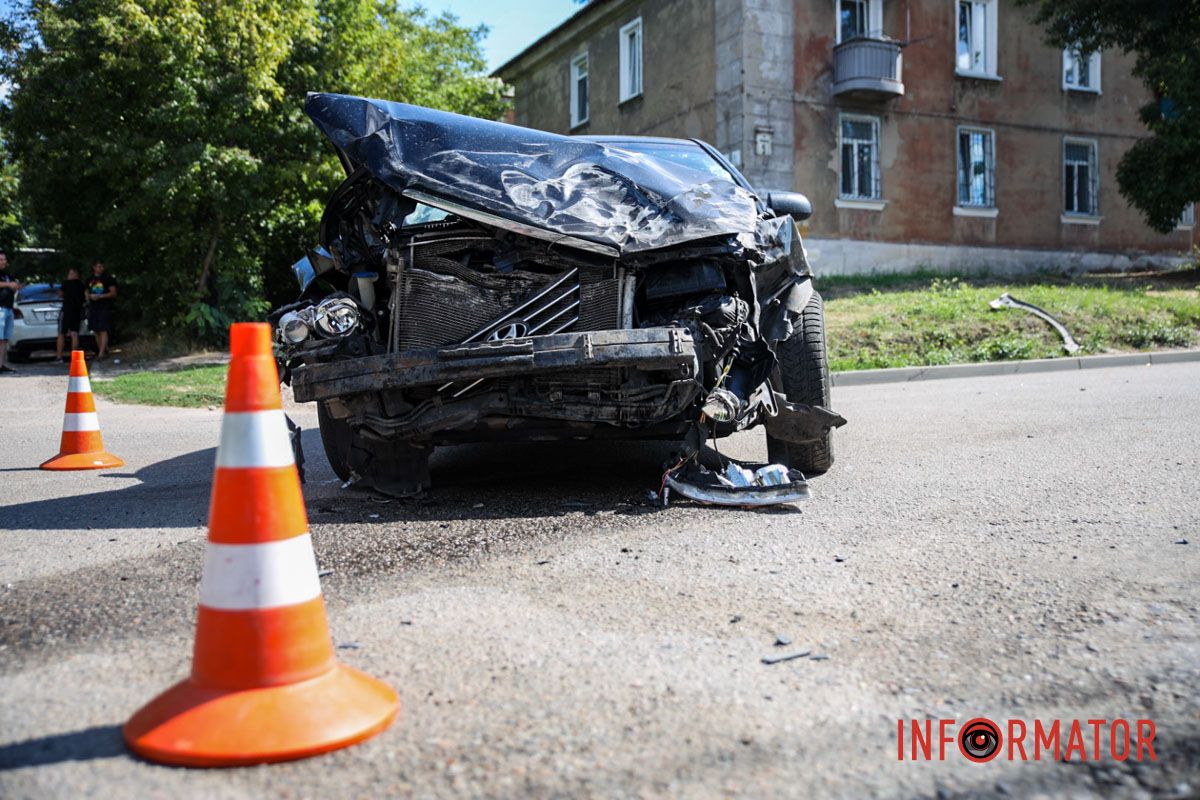 Фото: Максим Якушев У Дніпрі на вулиці Олександра Кошиця Iveco перекинувся на бік після зіткнення з Hyundai: є постраждала 13