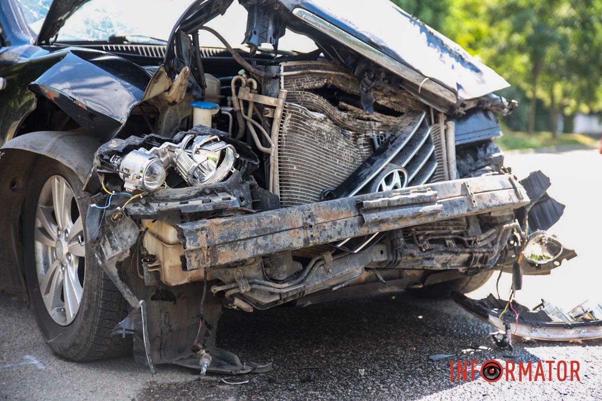 Враховуйте цю інформацію при плануванні свого маршруту У Дніпрі на вулиці Олександра Кошиця Iveco перекинувся на бік після зіткнення з Hyundai: є постраждала 12