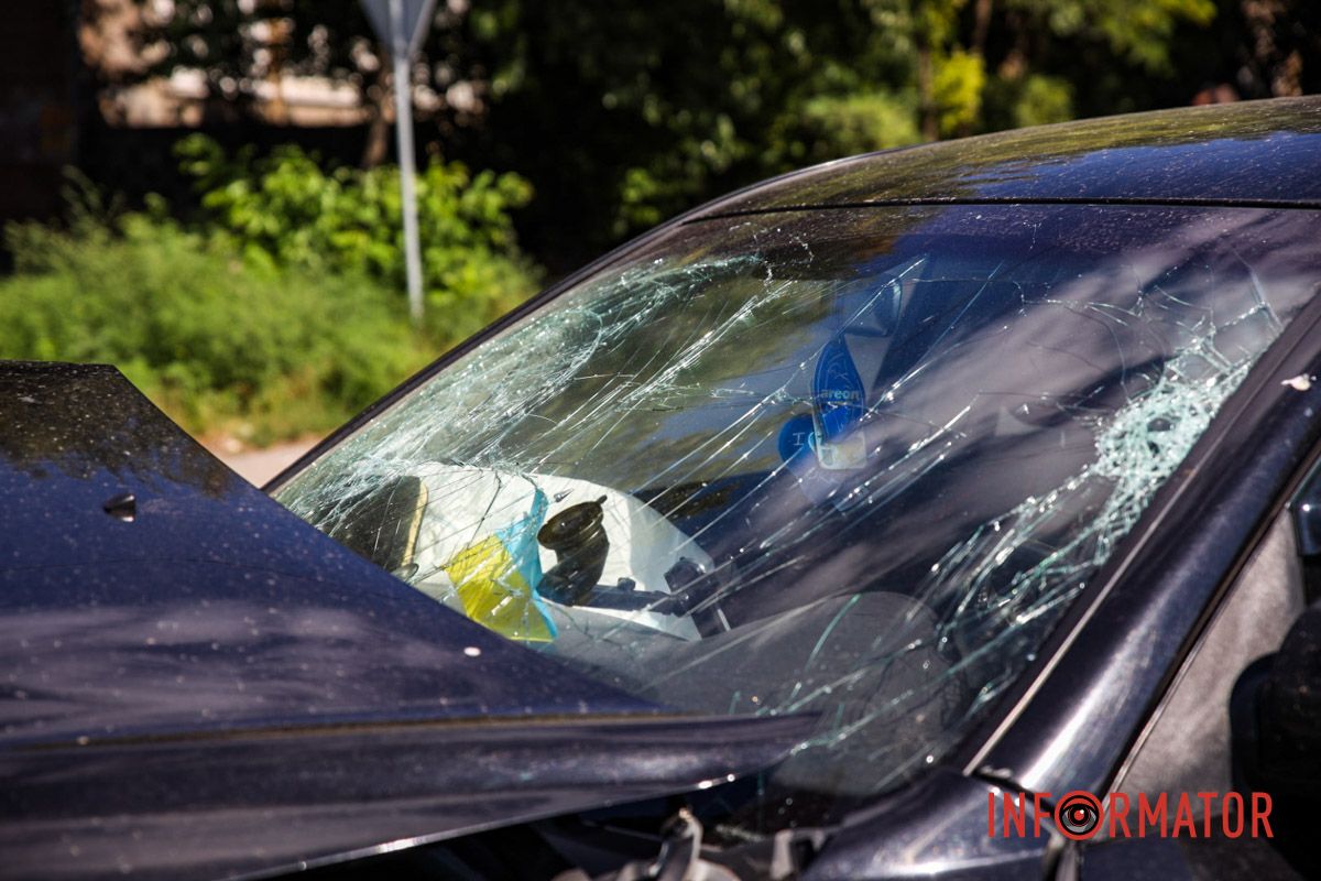 Станом на 15:15 на місце аварії приїхав слідчий з ДТП У Дніпрі на вулиці Олександра Кошиця Iveco перекинувся на бік після зіткнення з Hyundai: є постраждала 8