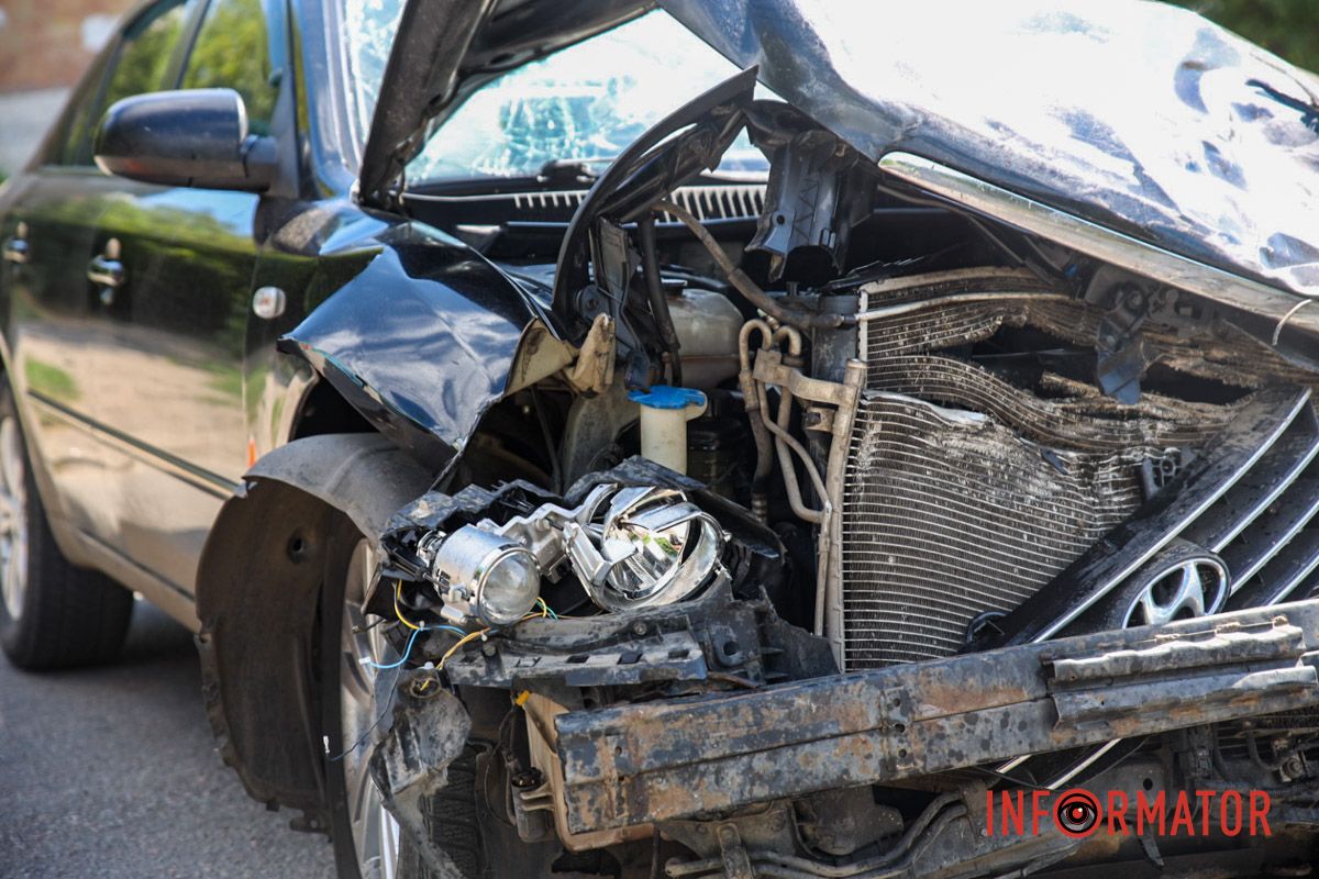 На місці працювали медики та патрульні поліцейські У Дніпрі на вулиці Олександра Кошиця Iveco перекинувся на бік після зіткнення з Hyundai: є постраждала 7