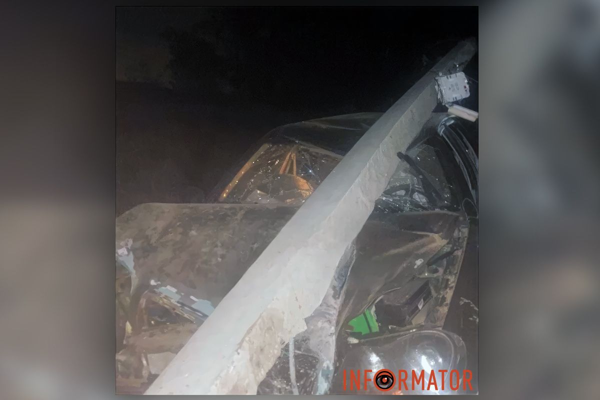 Під Дніпром автомобіль влетів у стовп Під Дніпром автомобіль влетів у стовп