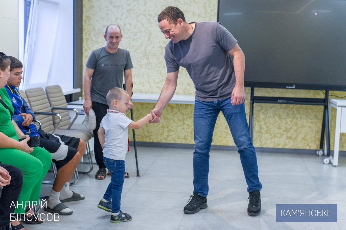 Велика сім’я матиме власну оселю: у Кам’янському вручили ключі від квартири Захиснику 1