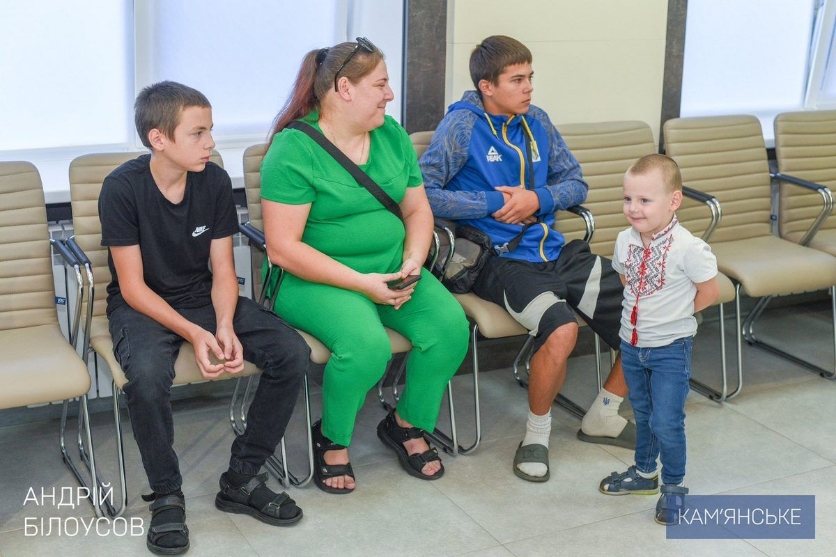 Велика сім’я матиме власну оселю: у Кам’янському вручили ключі від квартири Захиснику 2