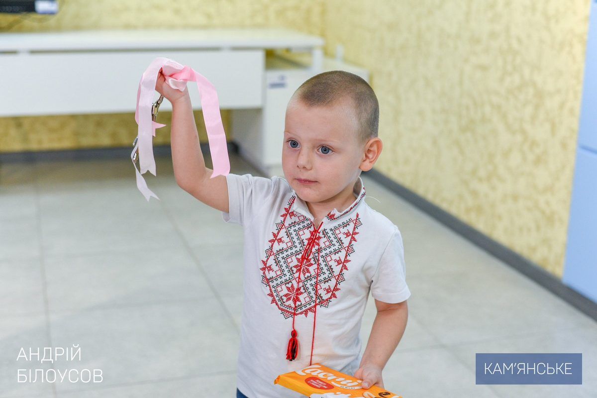 Велика сім’я матиме власну оселю: у Кам’янському вручили ключі від квартири Захиснику 4