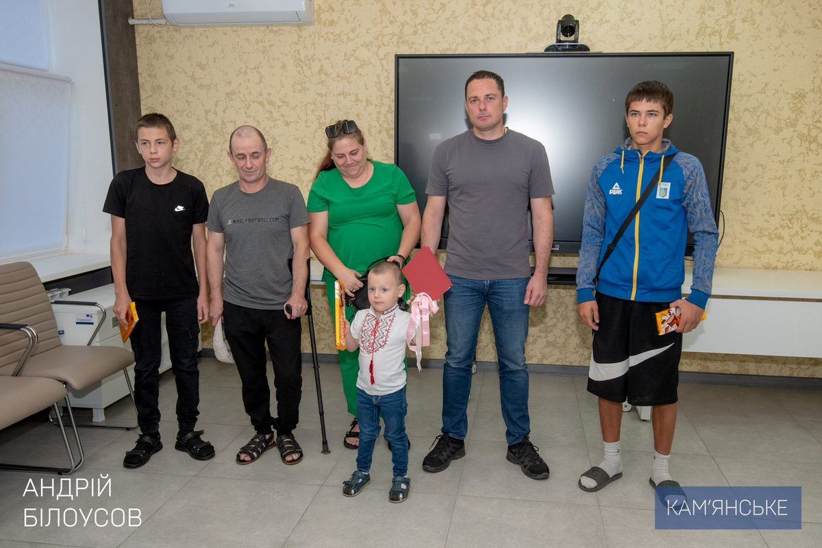 Велика сім’я матиме власну оселю: у Кам’янському вручили ключі від квартири Захиснику 3