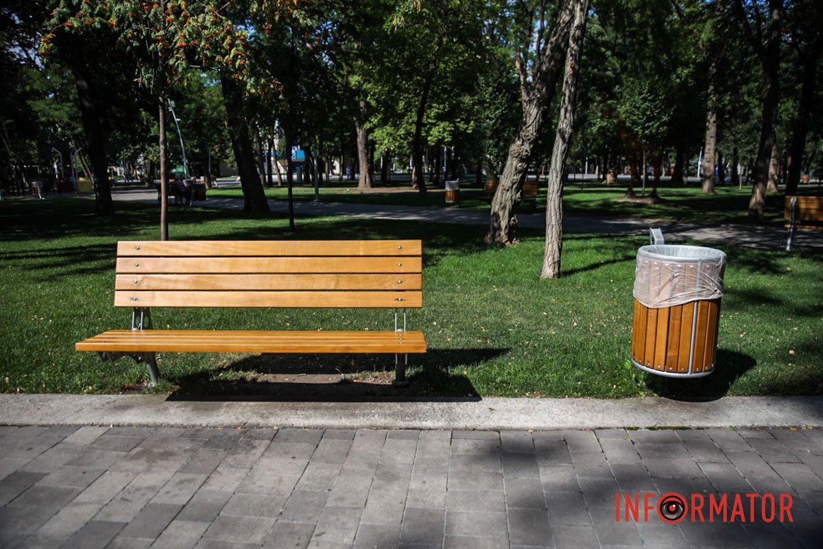 Скамейки в парке Скамейки в парке