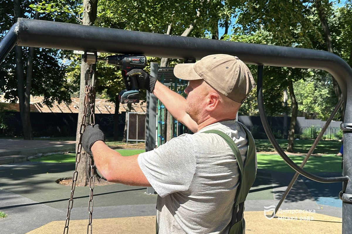 Парк выглядит аккуратно, все качели и лавки целые Парк выглядит аккуратно, все качели и лавки целые