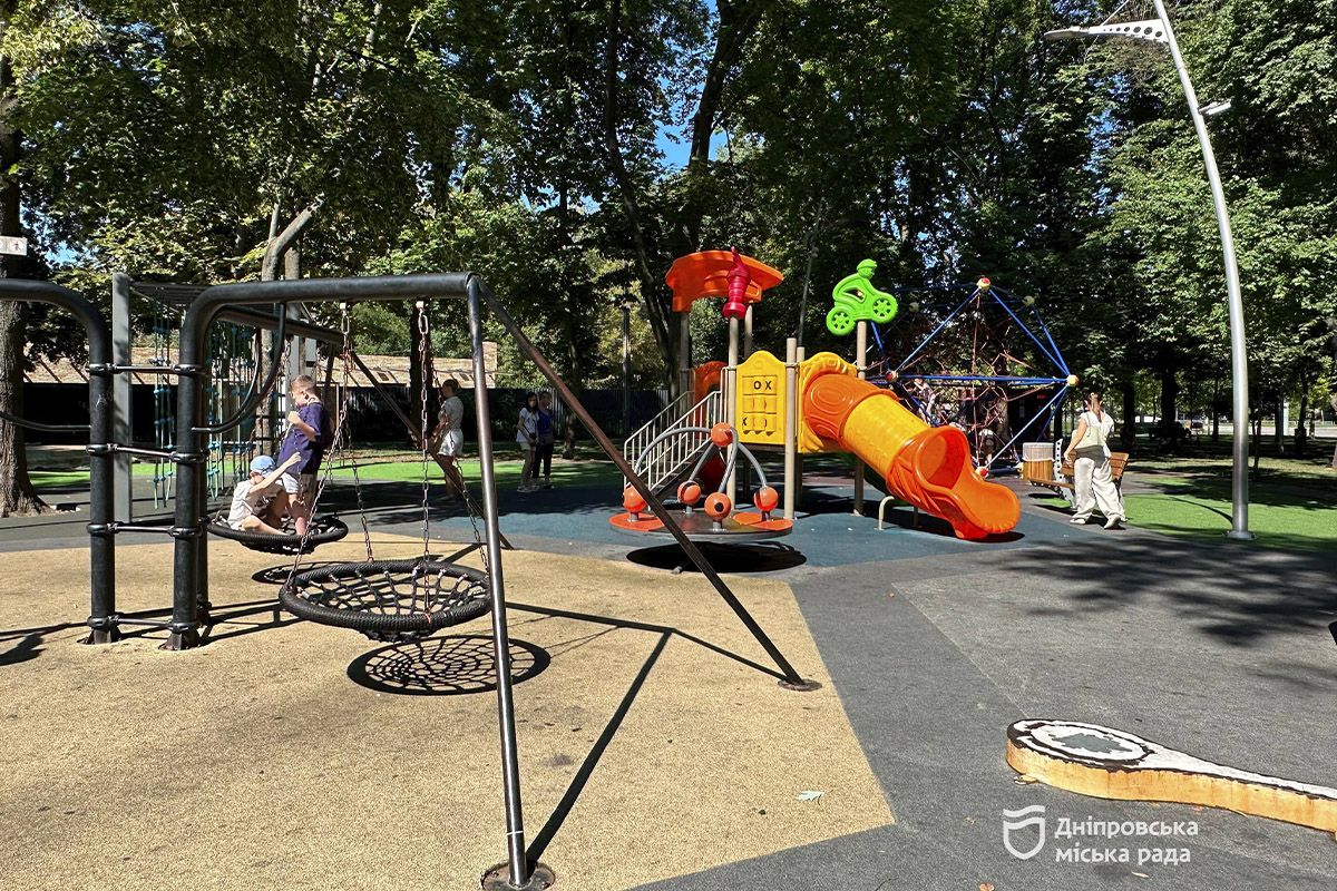 Работники также почистили территорию и убрали мусор Работники также почистили территорию и убрали мусор