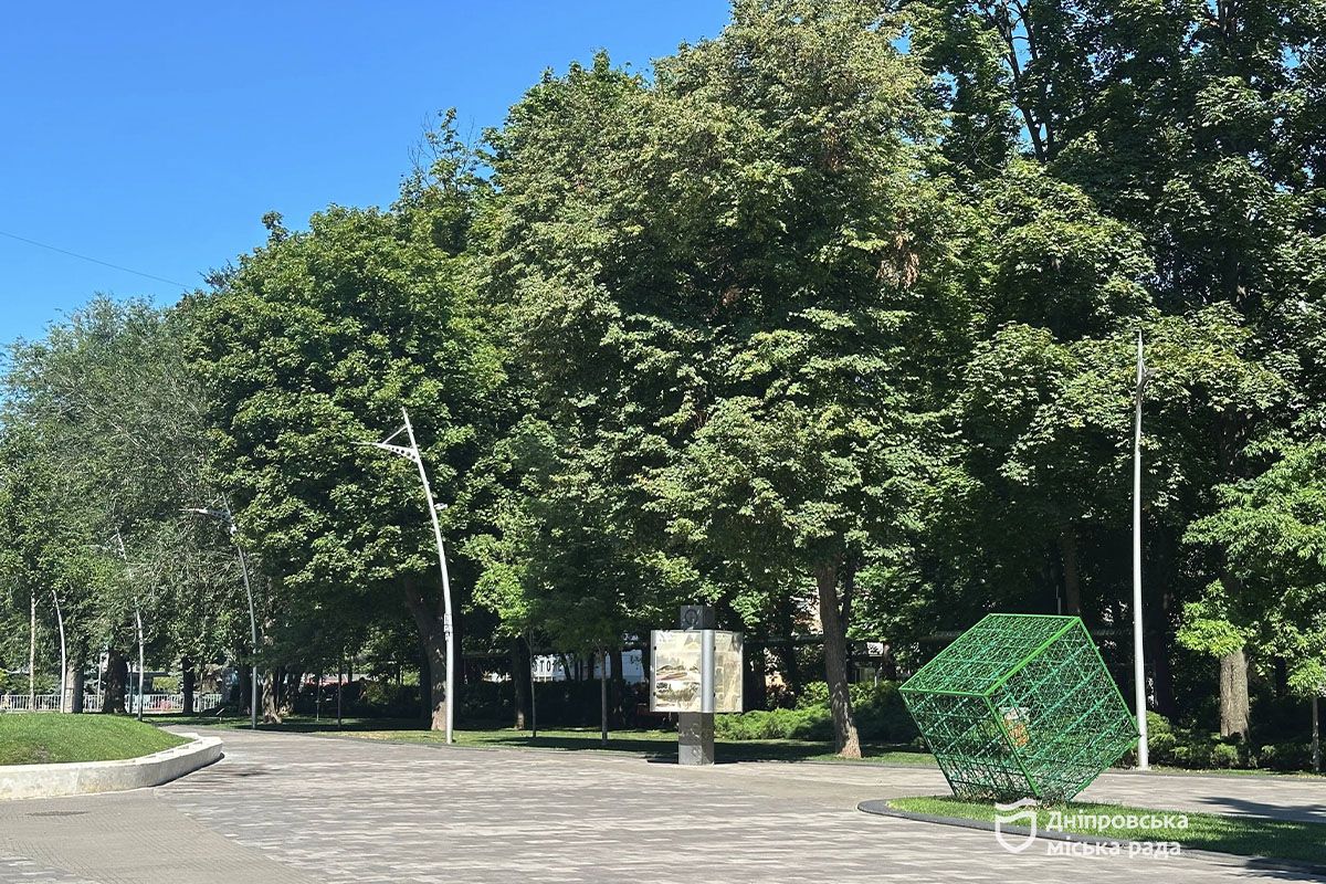 Там повредили скамейки, разрисовали бордюры, поломали детские качели и обожгли деревянные части. Там повредили скамейки, разрисовали бордюры, поломали детские качели и обожгли деревянные части.