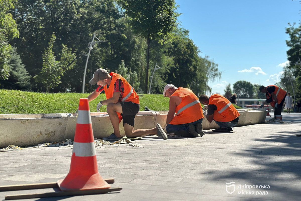В Днепре коммунальщики ликвидировали последствия вандализма в парке имени Писаржевского В Днепре коммунальщики ликвидировали последствия вандализма в парке имени Писаржевского