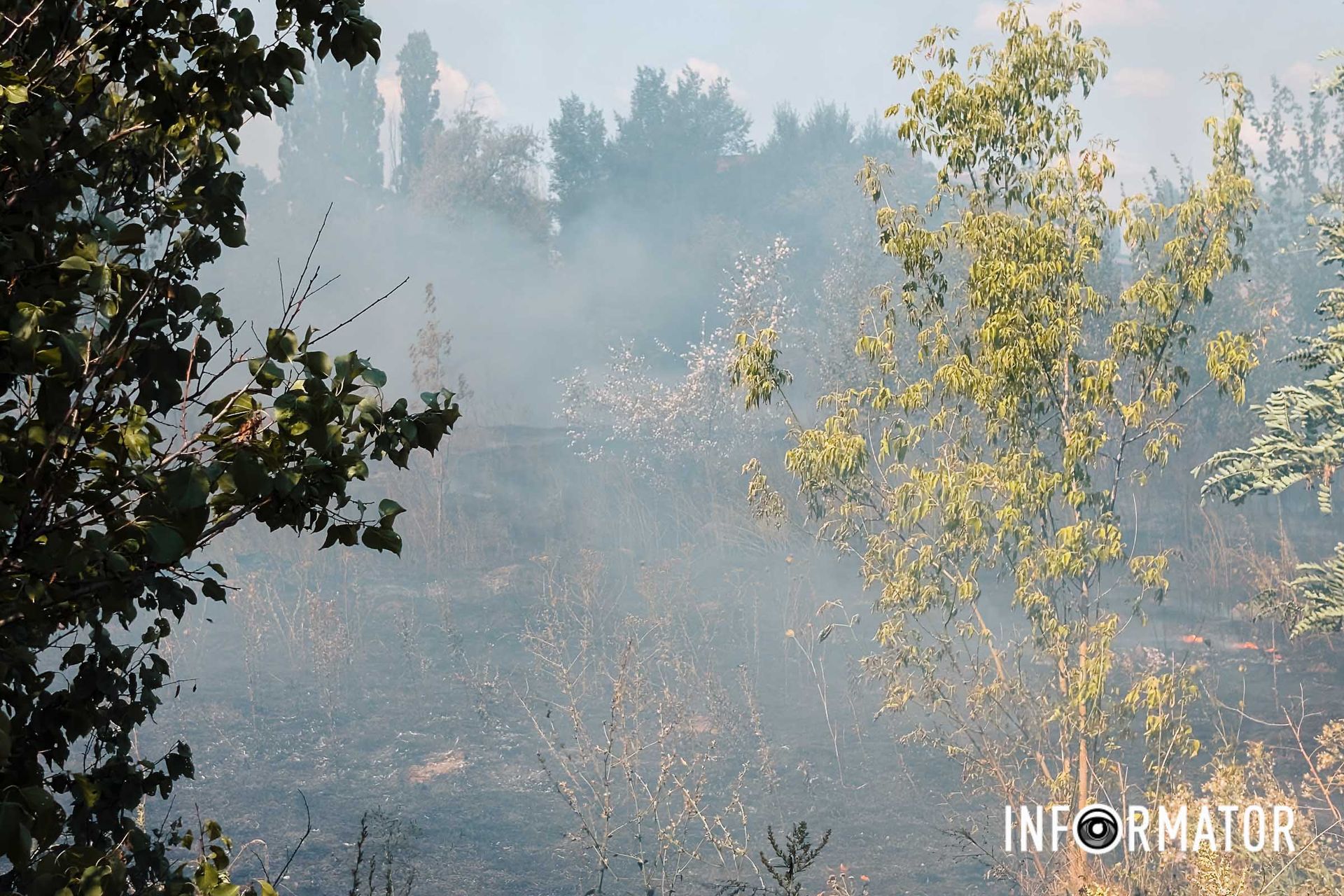 Стовп чорного диму піднявся в небо