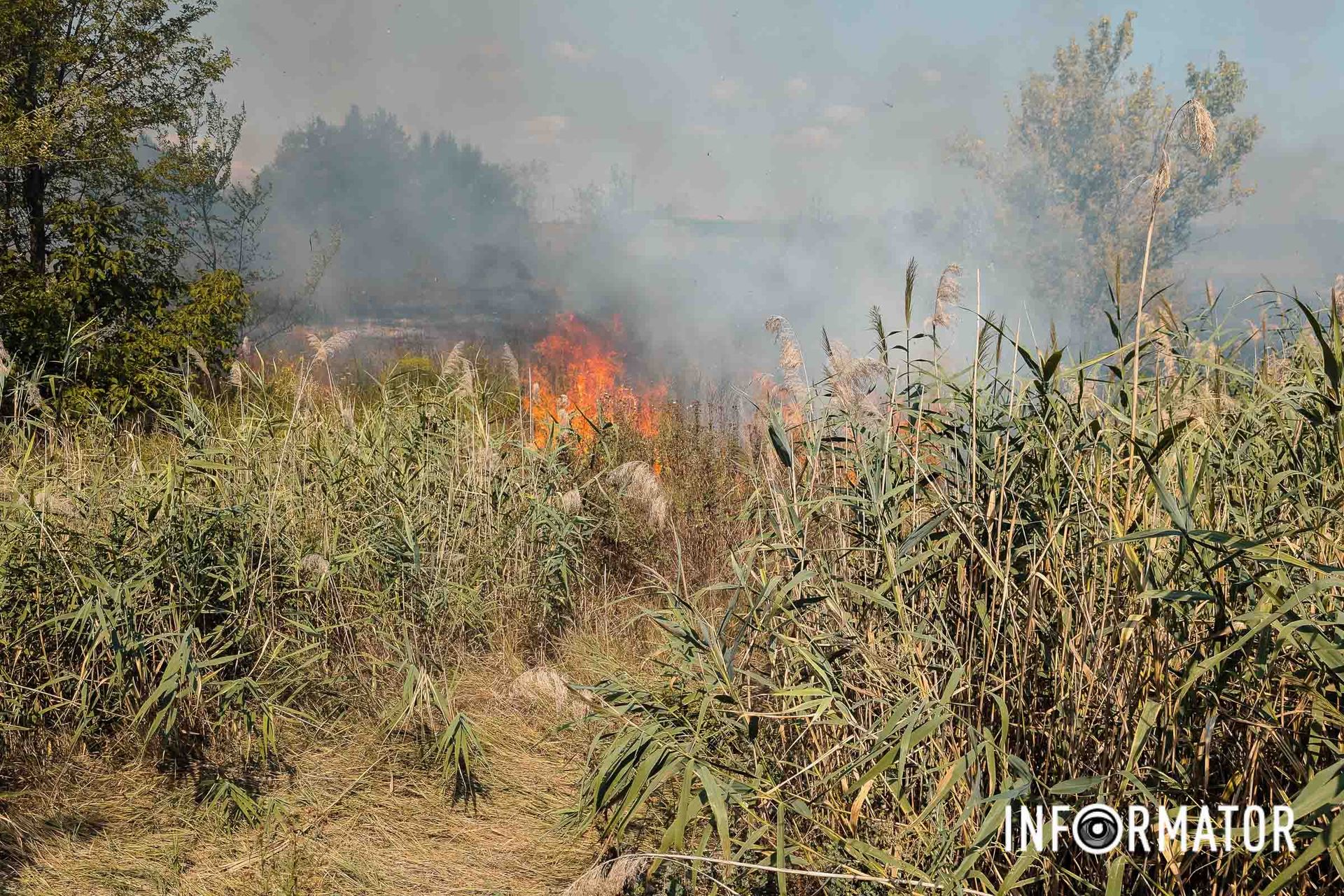 Їм доводиться набирати воду для продовження гасіння