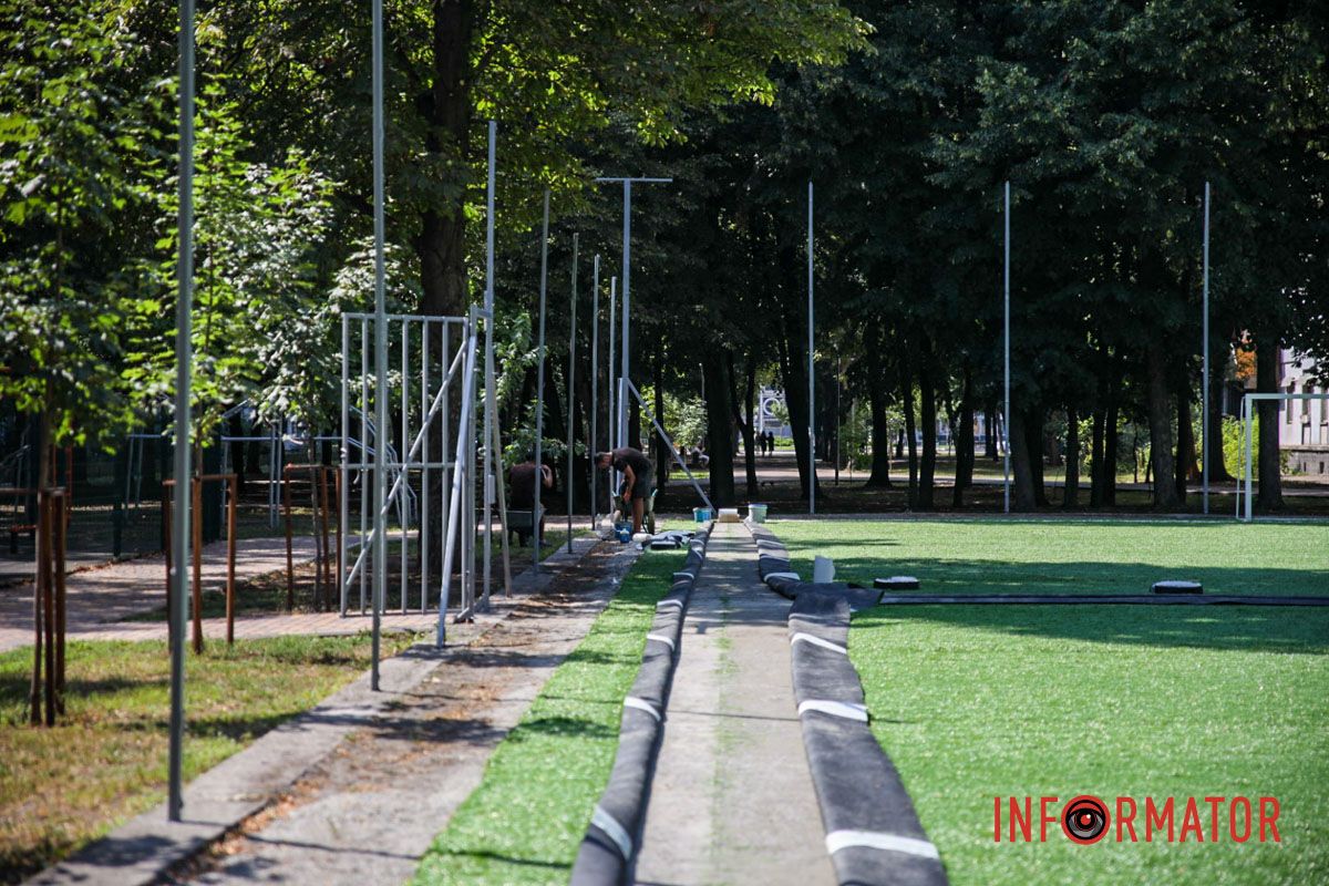 Обновляют футбольное поле в сквере Академика Янгеля Обновляют футбольное поле в сквере Академика Янгеля