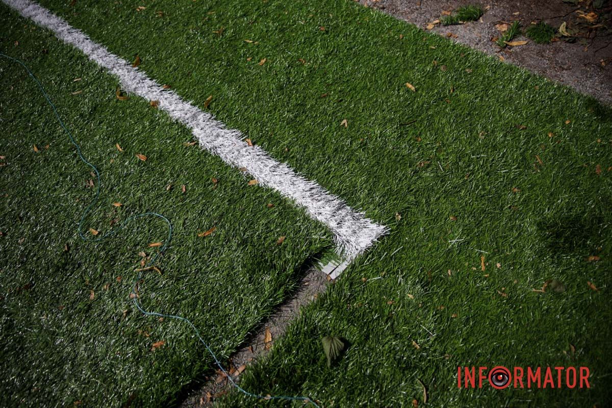 Как вы относитесь к таким ремонтам во время войны? Ремонт более 3 миллионов: в Днепре в сквере Янгеля в период войны обновляют футбольное поле 9