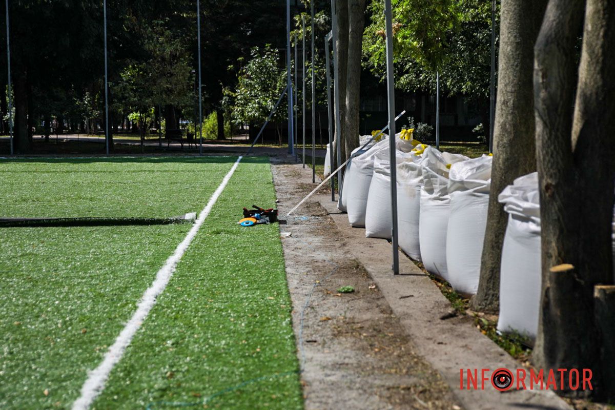 Подрядчик должен выполнить запланированный объем работ Ремонт более 3 миллионов: в Днепре в сквере Янгеля в период войны обновляют футбольное поле 7