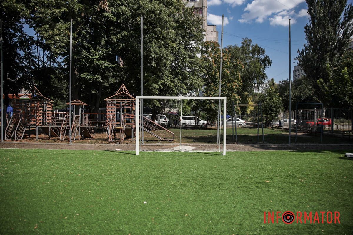 Сквер находится вблизи улицы Новокрымской Ремонт более 3 миллионов: в Днепре в сквере Янгеля в период войны обновляют футбольное поле 11