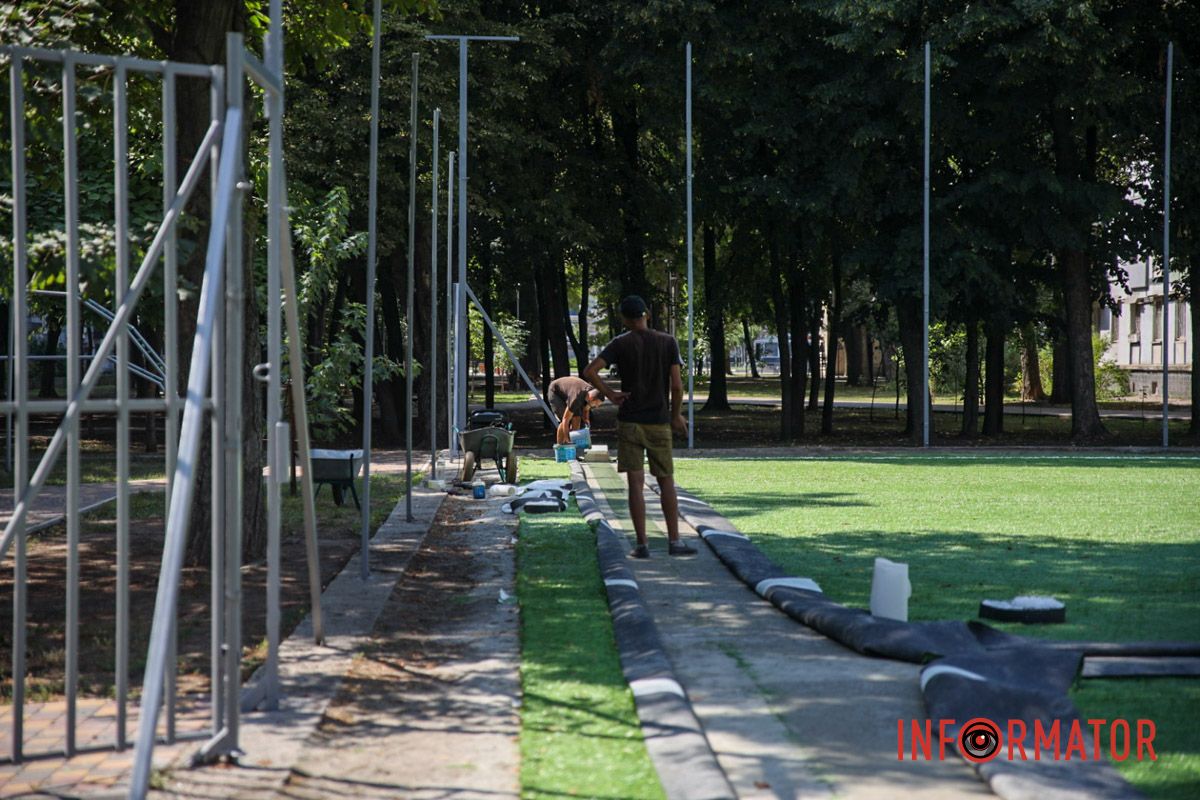 Информатор побывал на месте проведения работ Ремонт более 3 миллионов: в Днепре в сквере Янгеля в период войны обновляют футбольное поле 5