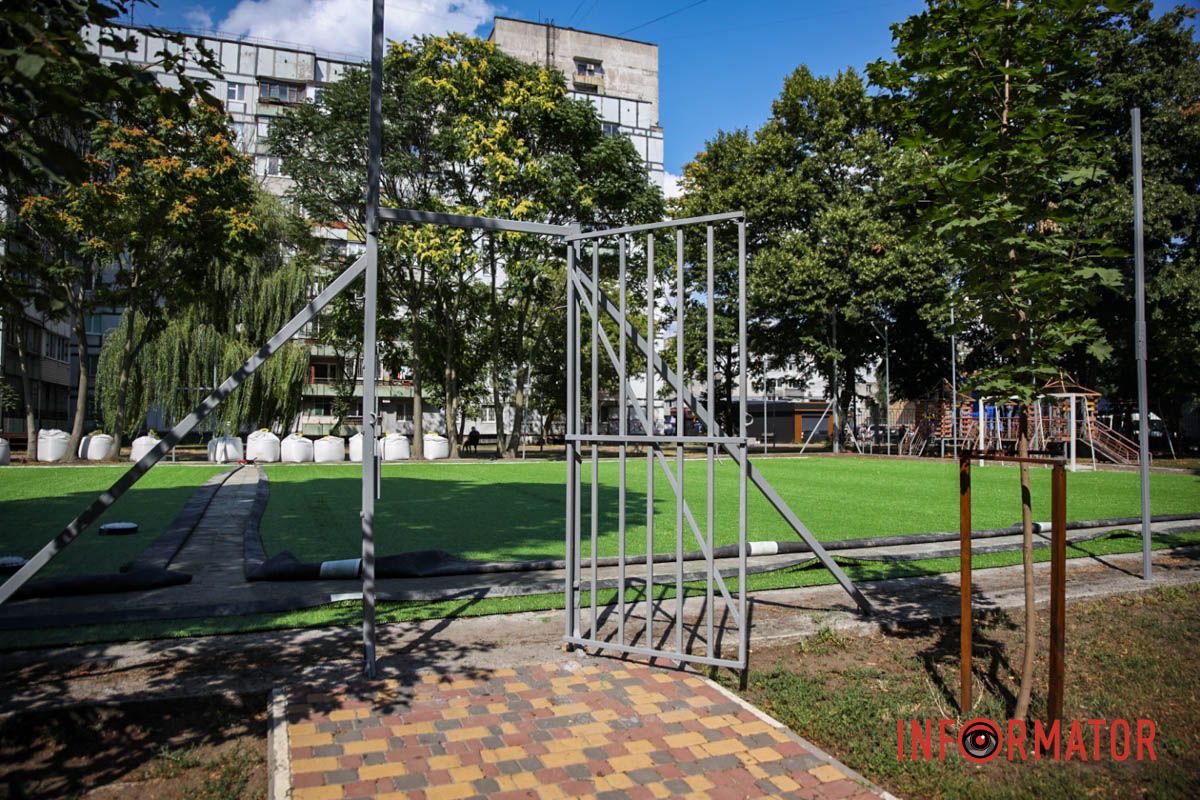 Фото по состоянию на 6 августа 2025 года Ремонт более 3 миллионов: в Днепре в сквере Янгеля в период войны обновляют футбольное поле 6