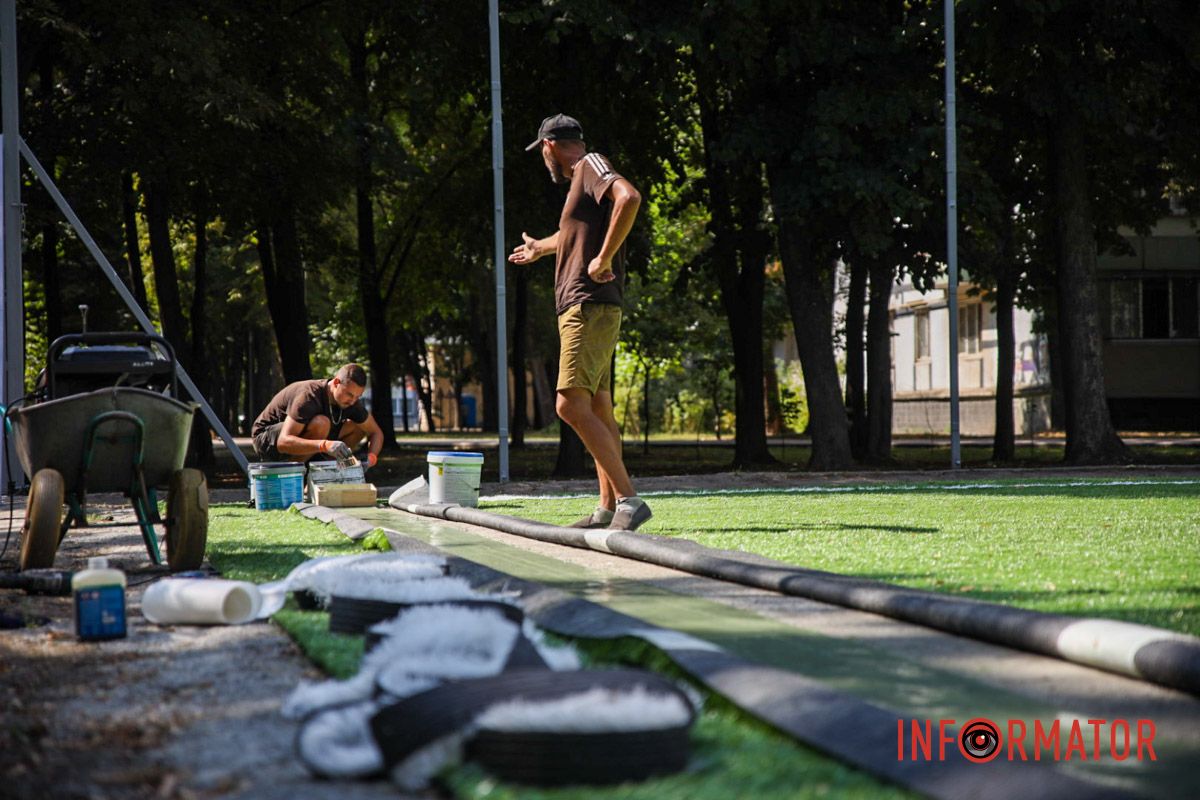 Заказчиком работ указано коммунальное предприятие "Городская инфраструктура" горсовета Днепра Ремонт более 3 миллионов: в Днепре в сквере Янгеля в период войны обновляют футбольное поле 8