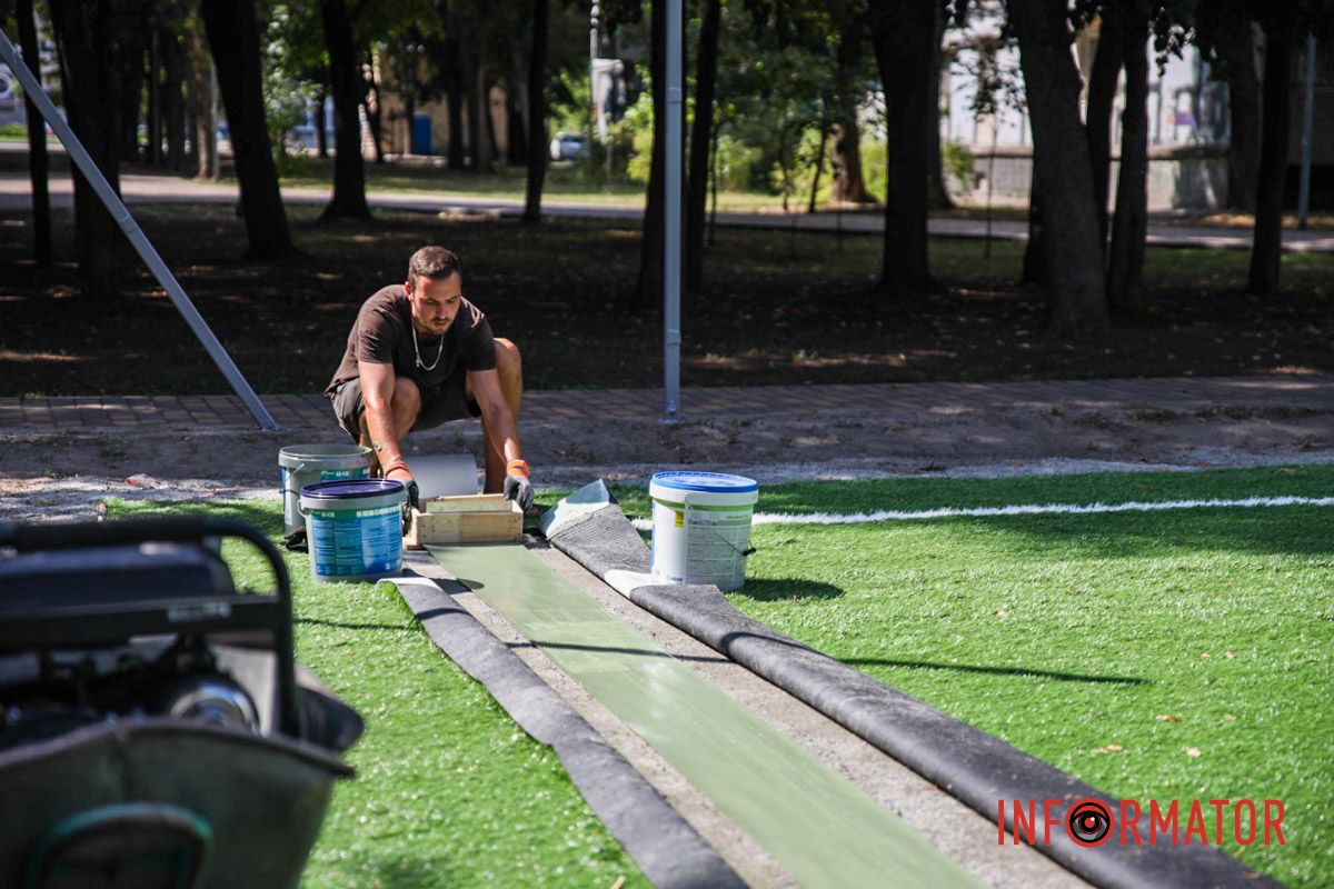 Ремонт обошелся более чем в 3 миллиона гривен Ремонт более 3 миллионов: в Днепре в сквере Янгеля в период войны обновляют футбольное поле 10