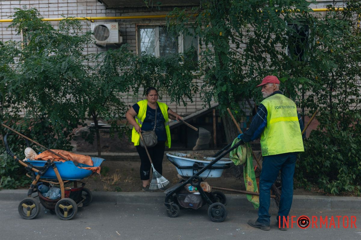 Коммунальщики работают Выбиты окна и уничтожен частный дом: как выглядит Днепр после атаки дронами 7