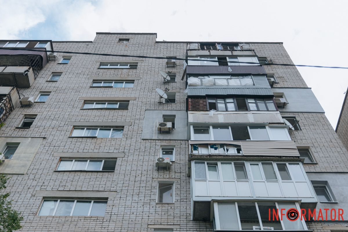 По данным от городского головы Днепра Бориса Филатова, разбили более 300 окон Выбиты окна и уничтожен частный дом: как выглядит Днепр после атаки дронами 10