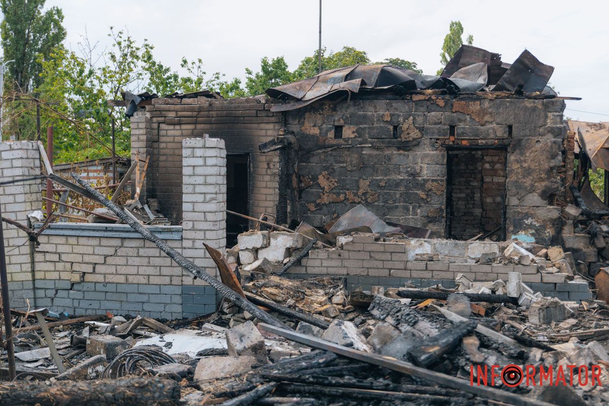 В одном из районов после вражеской атаки некоторые дома остались без воды и света Выбиты окна и уничтожен частный дом: как выглядит Днепр после атаки дронами 14