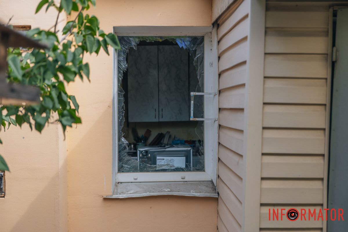 Фото: Денис Чубченко Выбиты окна и уничтожен частный дом: как выглядит Днепр после атаки дронами 17