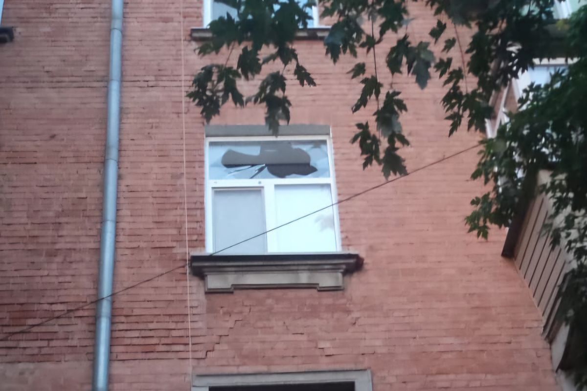 повреждены общежитие, два хозяйственных сооружения, два гаража, авто повреждены общежитие, два хозяйственных сооружения, два гаража, авто