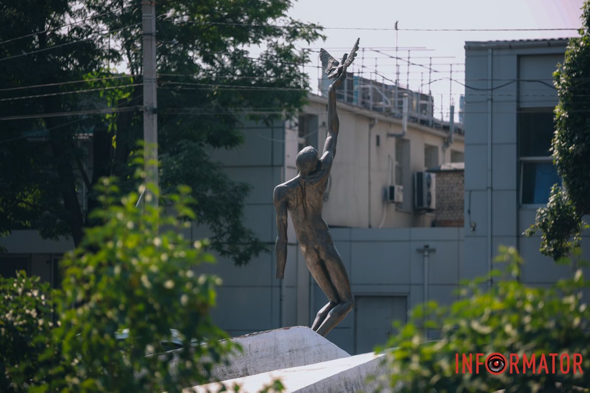 Фото: Андрей Шушпан В сети заявили, что в Днепре на Янгеля повредили памятник жертвам фашистской оккупации: 5