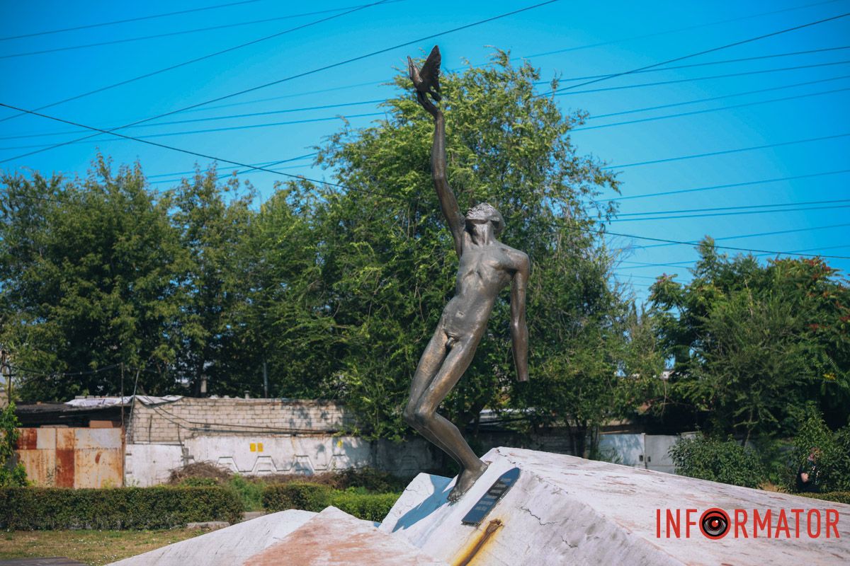 Пост прокомментировала Надежда Лиштва, начальник городского управления охраны культурного наследия В сети заявили, что в Днепре на Янгеля повредили памятник жертвам фашистской оккупации: 3