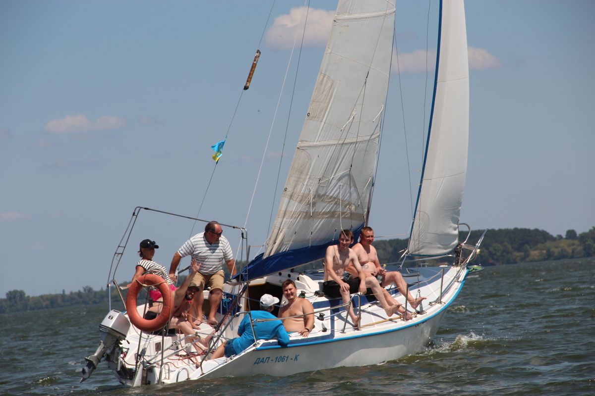 а компанія разом з психологами та партнерами спланувала конкретні активності – іпотерапію, каністерапію, гончарство, чайні церемонії, риболовлю, катання на байдарках, а тепер ще й регату