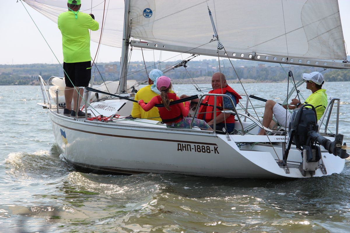 Металурги вийшли в акваторію Дніпра в супроводі досвідчених яхтсменів, але були не пасажирами, а повноцінними членами команди