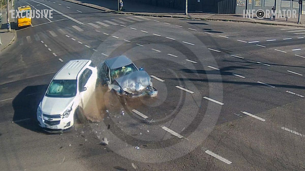 Видео момента: в Днепре на Донецком шоссе столкнулись Chevrolet и Lada