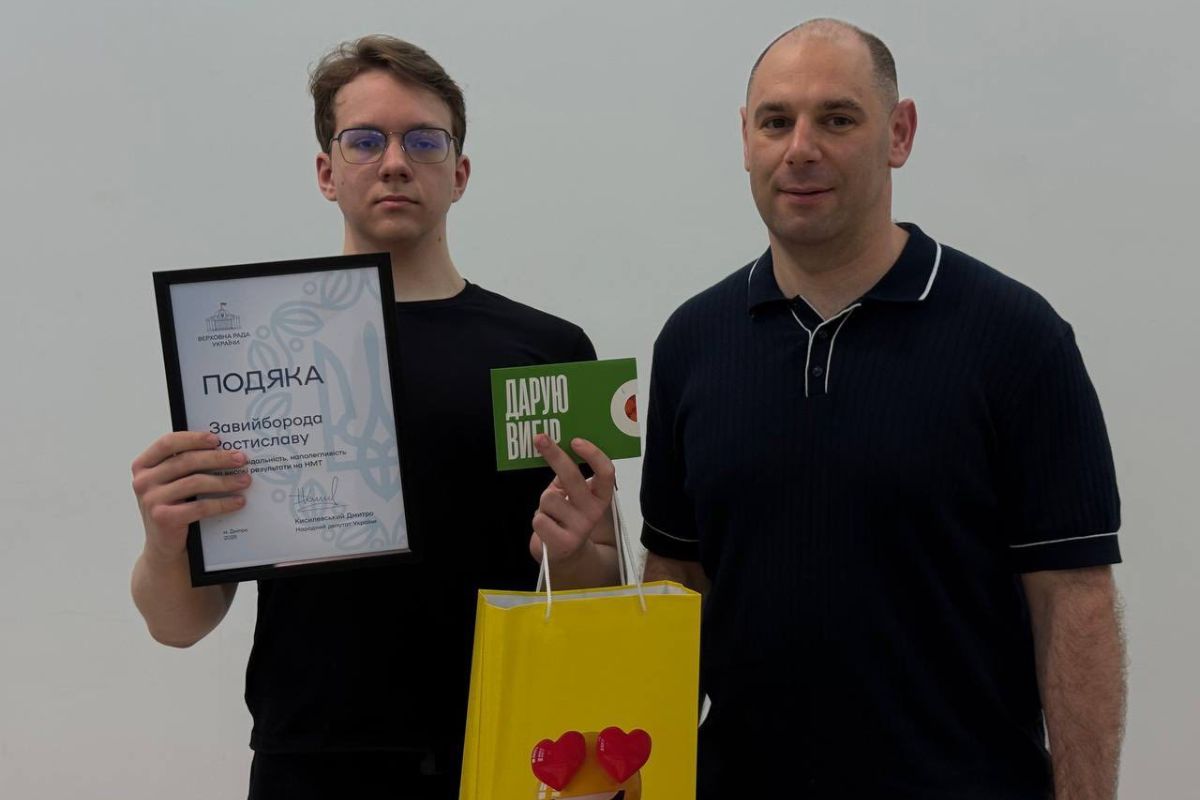 Каждый из них получил 200 баллов на НМТ по меньшей мере по одному предмету Каждый из них получил 200 баллов на НМТ по меньшей мере по одному предмету