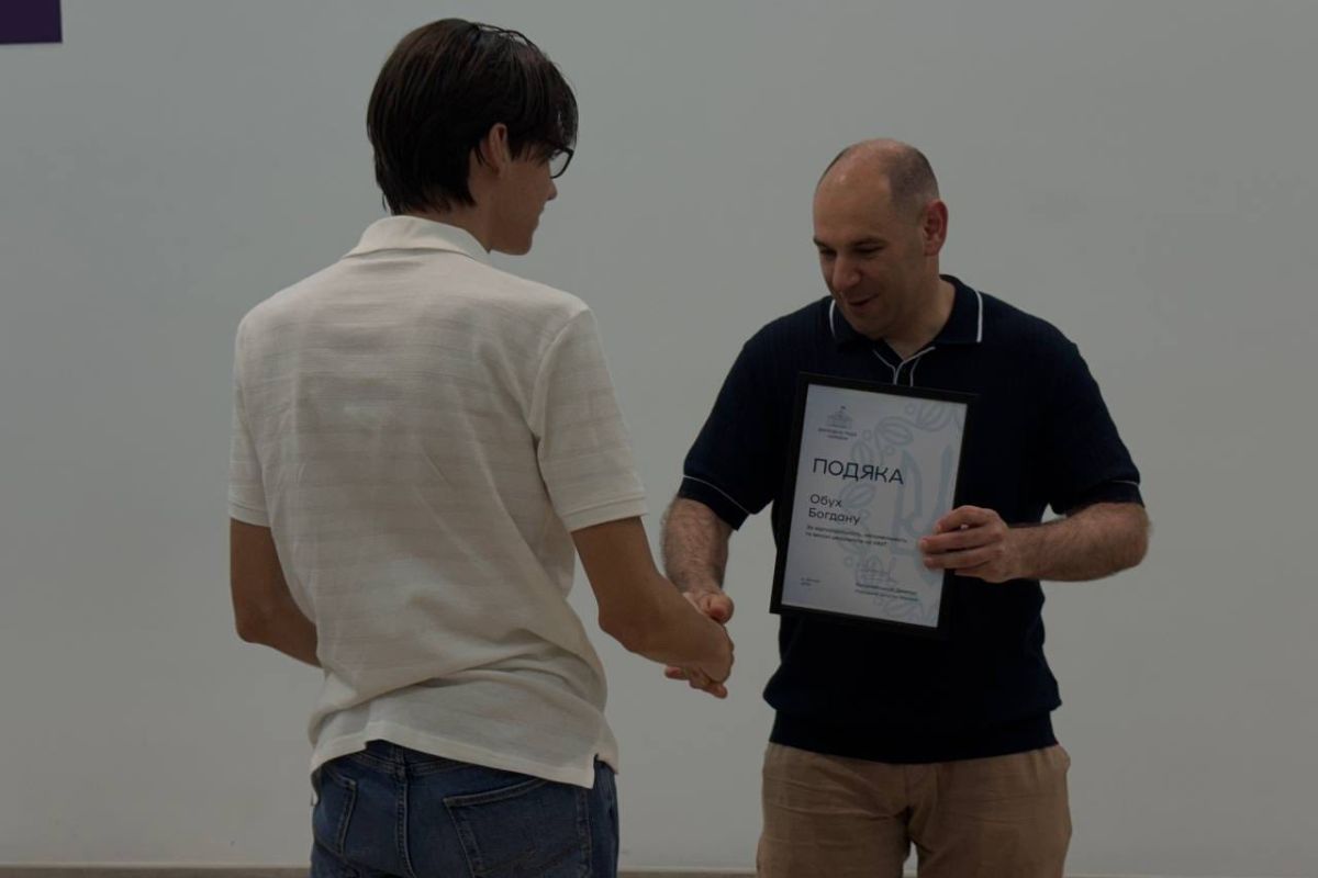 Выпускников отметили депутатскими благодарностями и подарками Выпускников отметили депутатскими благодарностями и подарками