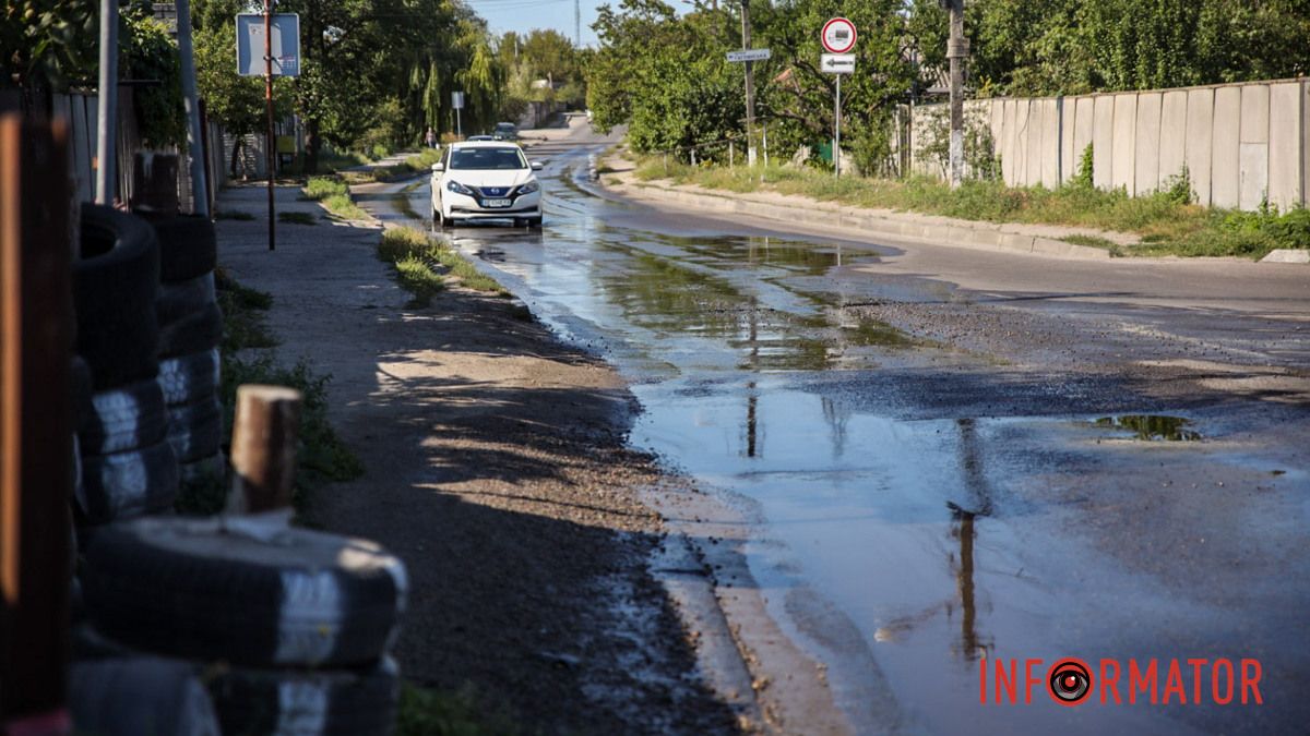 У Дніпрі вулицю Грінченка заливає водою