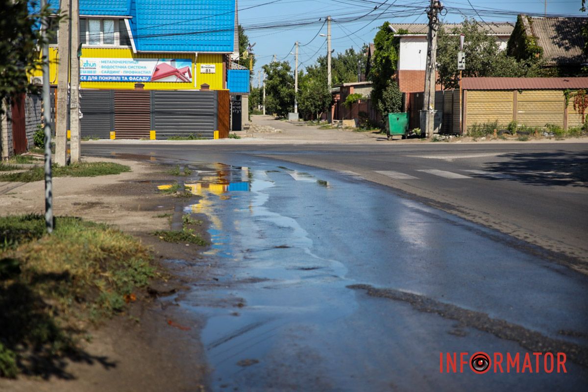 Вода тече з-під землі Вода тече з-під землі