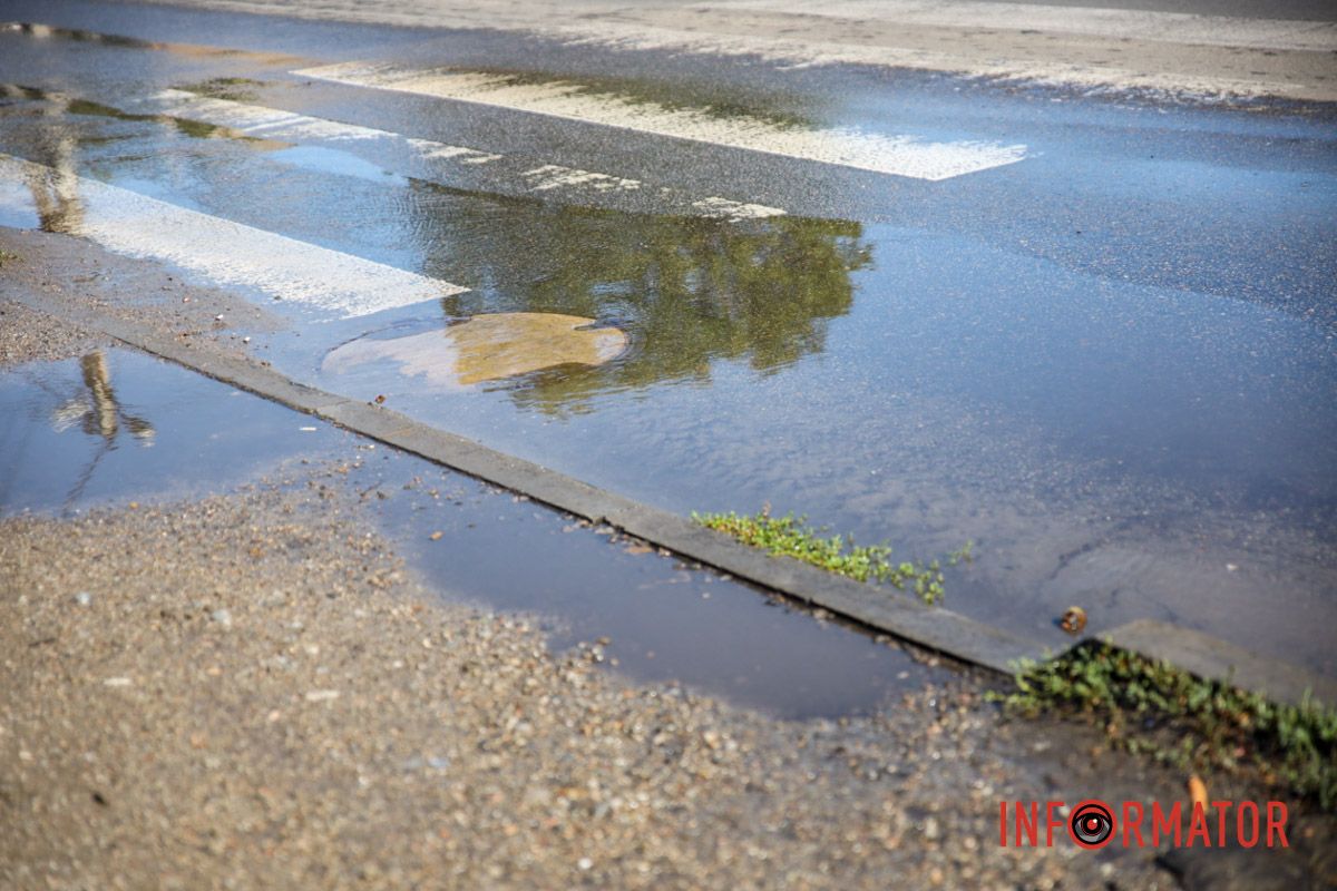 Вулицю заливає водою Вулицю заливає водою