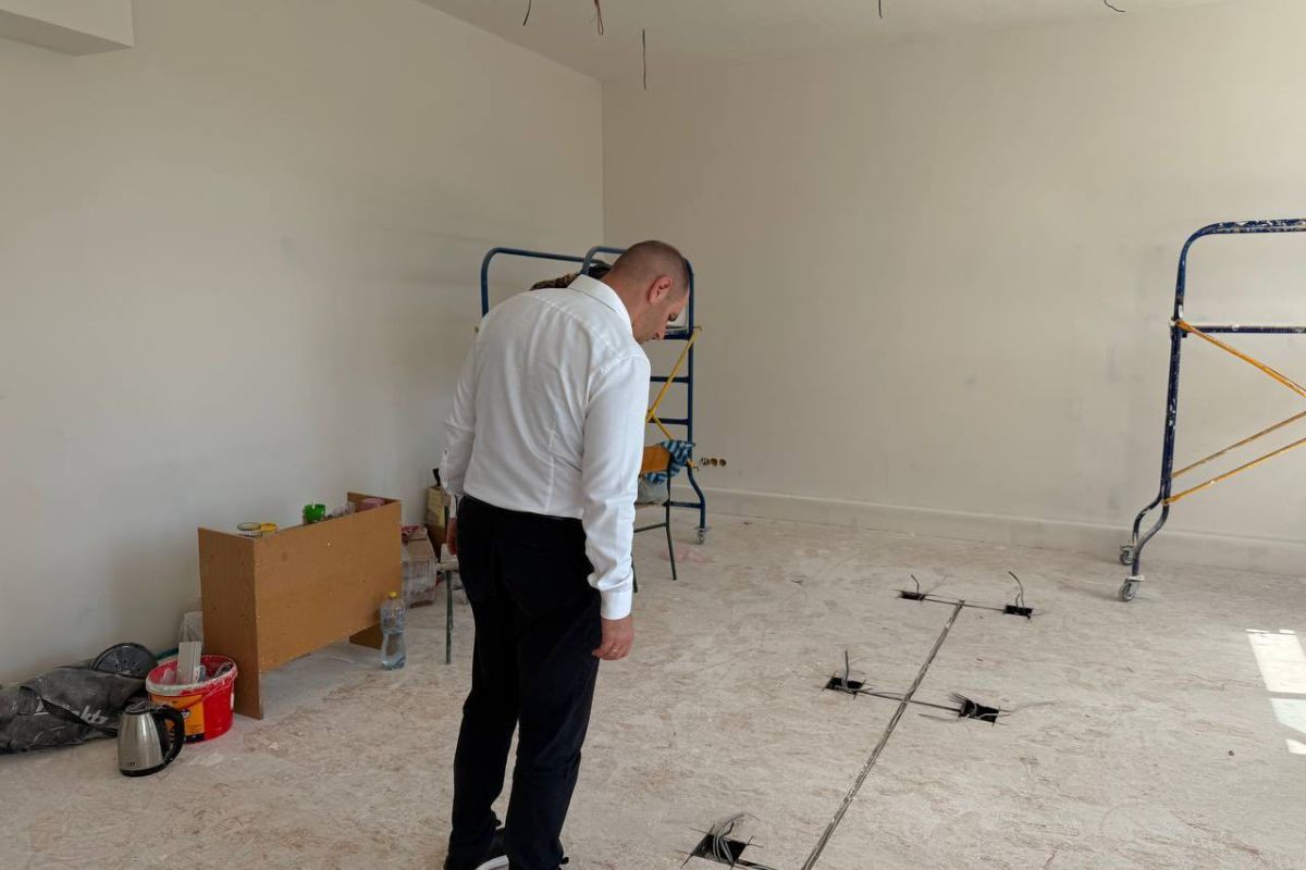 В Днепре во время летних каникул продолжаются работы по ремонту и модернизации школ и школьных кабинетов