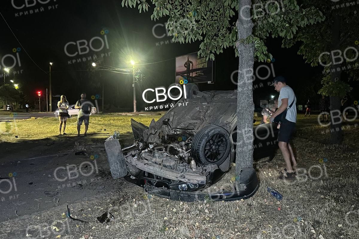 Всередині були троє людей Всередині були троє людей