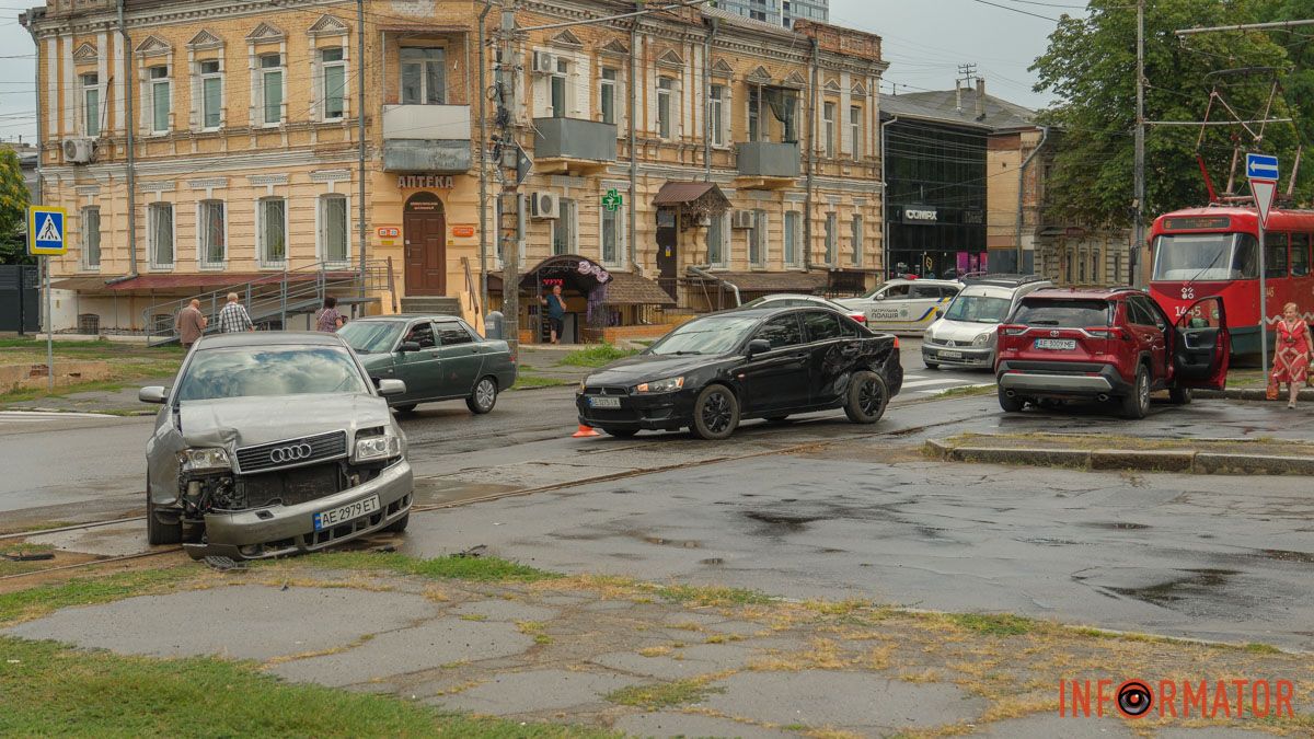 У Дніпрі на перехресті Філософської та Лесі Українки зіштовхнулися Toyota, Mitsubishi та Audi: рух ускладнено