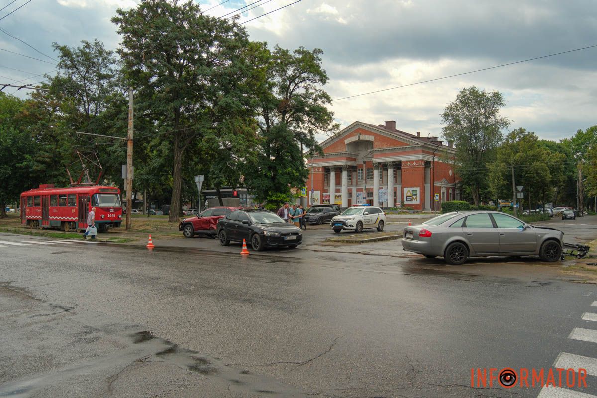 Також є завади для руху трамваїв Також є завади для руху трамваїв