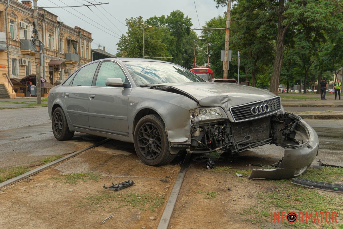 Бампер відірвало від машини Бампер відірвало від машини
