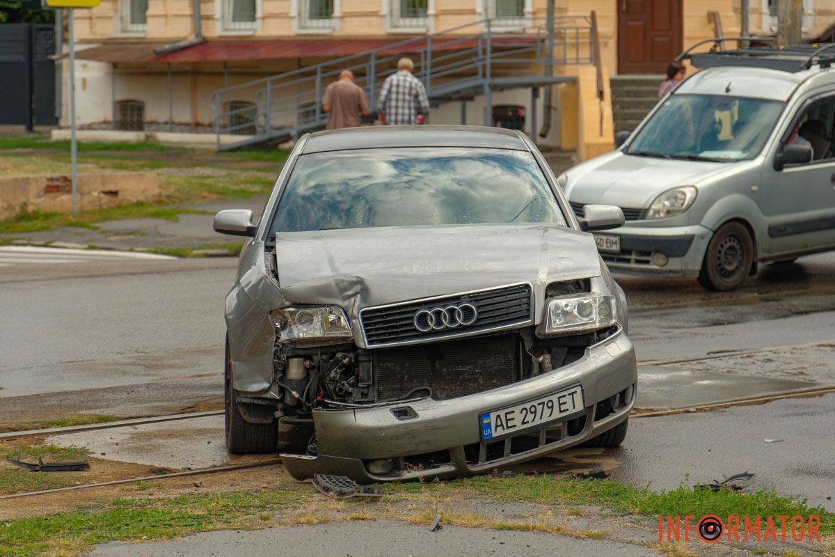 Від удару автівку віднесло на трамвайні колії Від удару автівку віднесло на трамвайні колії