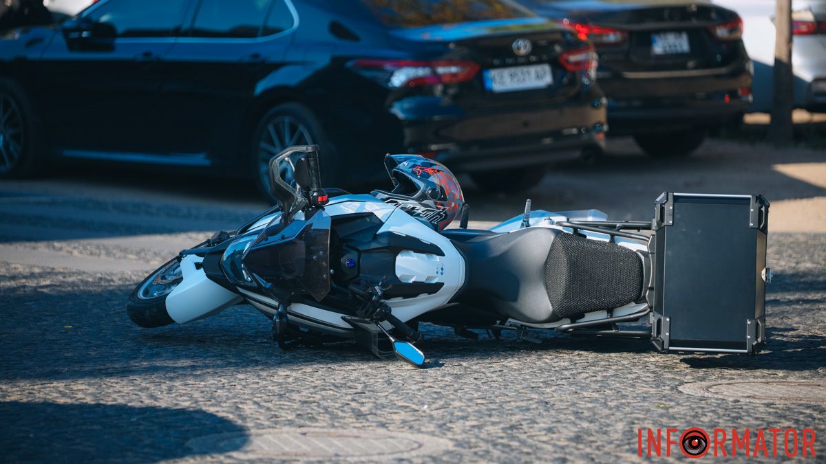 У Дніпрі на Успенській площі зіштовхнулися Nissan та мотоцикліст