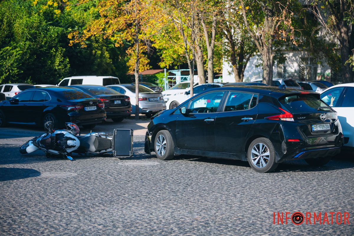 У Дніпрі 11 серпня на Успенській площі сталася ДТП У Дніпрі 11 серпня на Успенській площі сталася ДТП