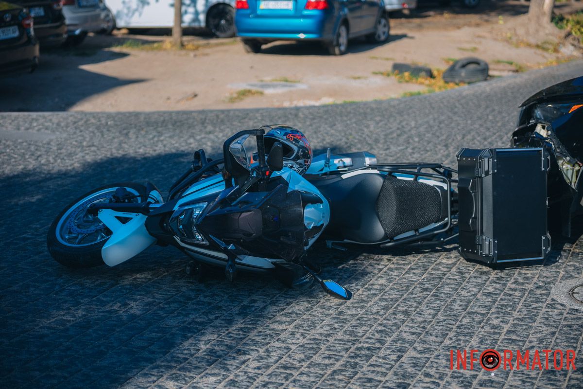 Там Nissan Leaf зіштовхнувся з мотоциклом Там Nissan Leaf зіштовхнувся з мотоциклом