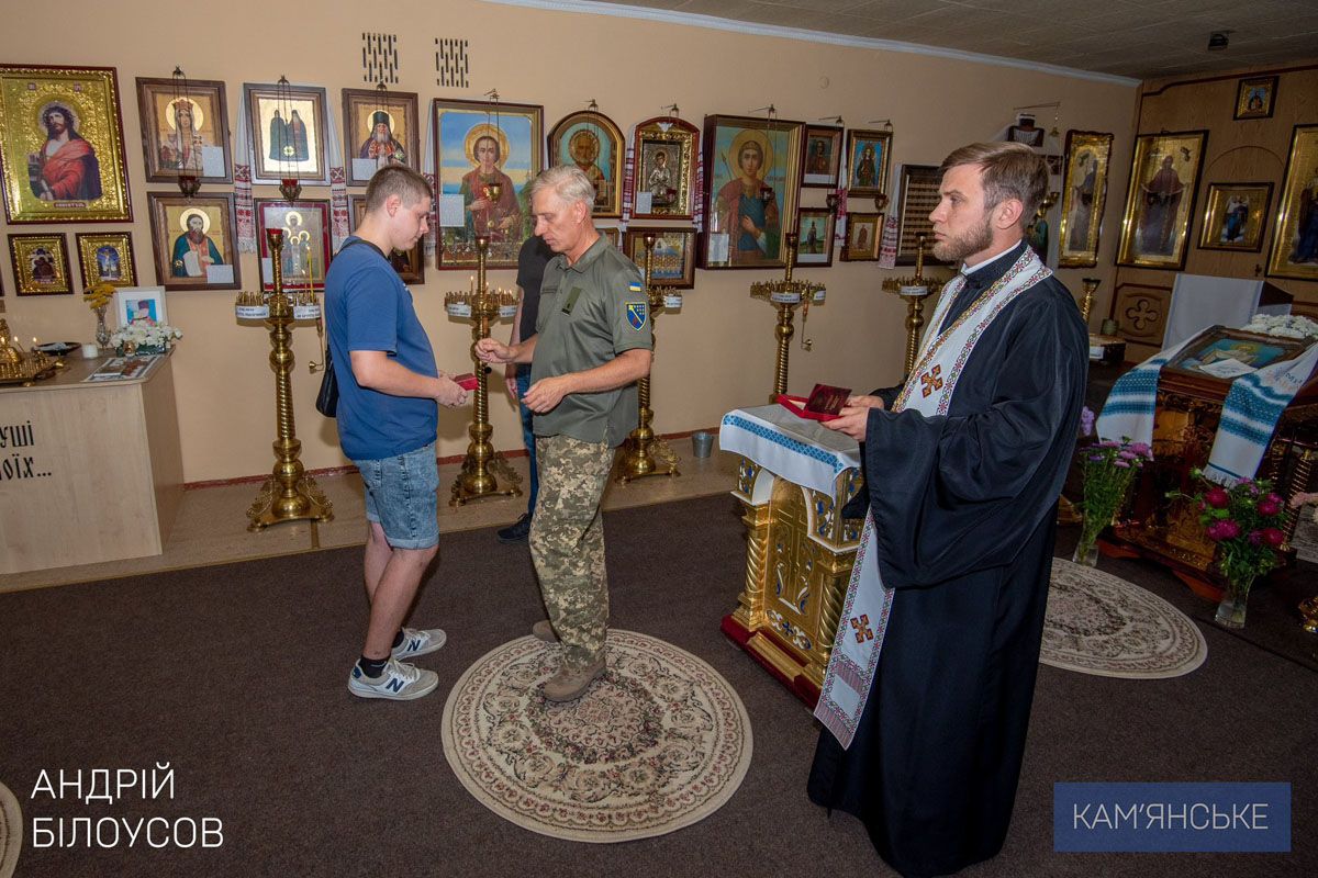 Мер міста Андрій Білоусов разом з настоятелем церкви отцем Феодосієм вручили відзнаки сім’ям воїнів Віддали життя за Україну: в Козацькій церкві Пресвятої Покрови вшанували пам’ять полеглих кам’янчан 2