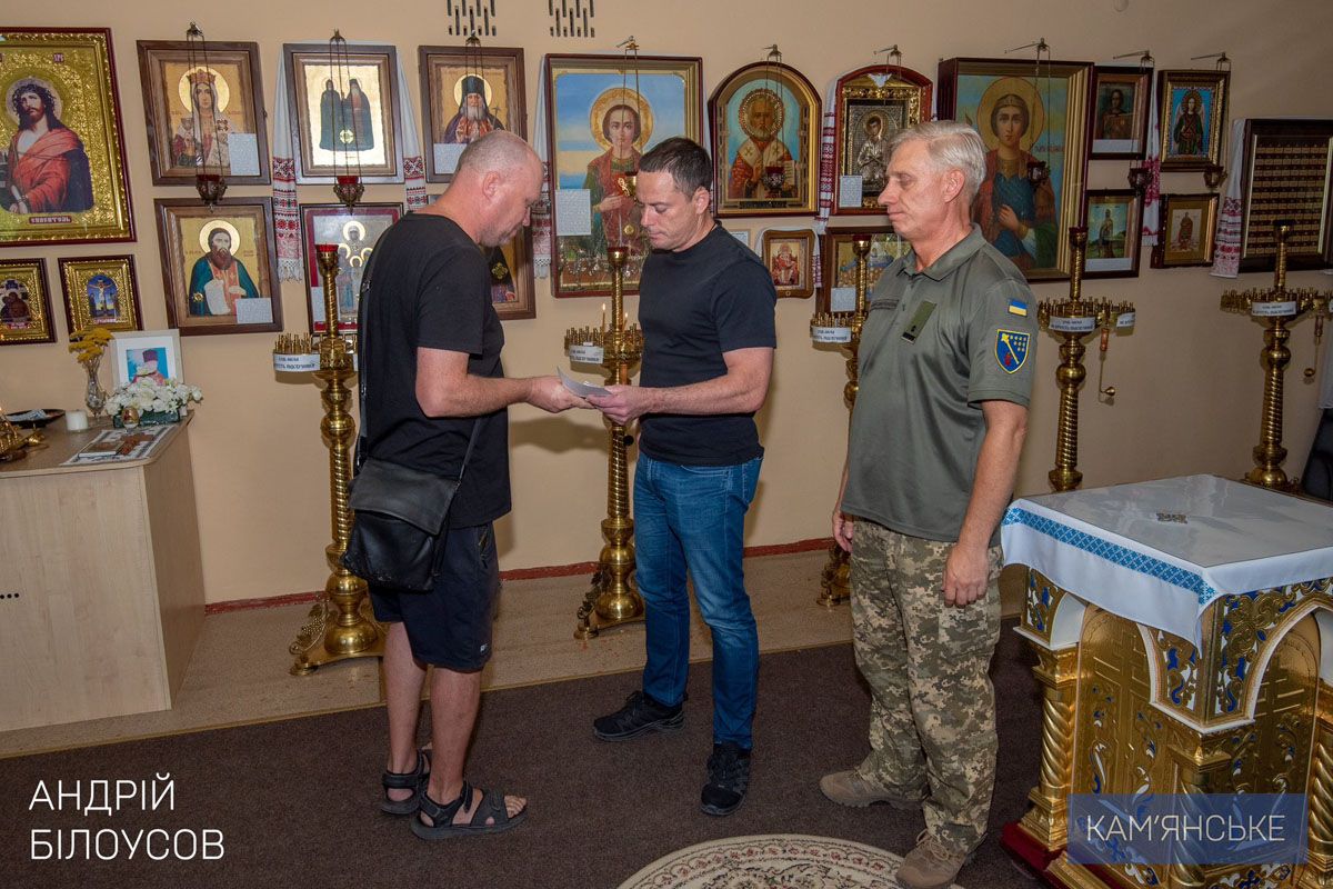 Зазначається, що 10 родин загиблих Героїв отримали державні нагороди, які посмертно присвоїв воїнам Президент України Віддали життя за Україну: в Козацькій церкві Пресвятої Покрови вшанували пам’ять полеглих кам’янчан 3